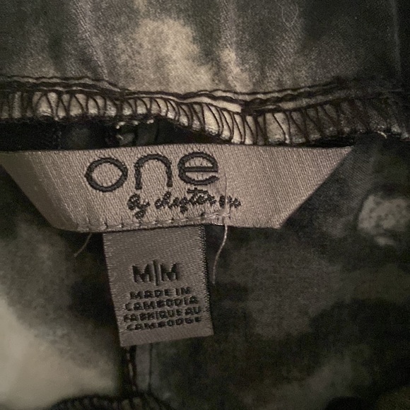 Nylon multi color joggers with pockets. Elastic waits size medium - Picture 3 of 3